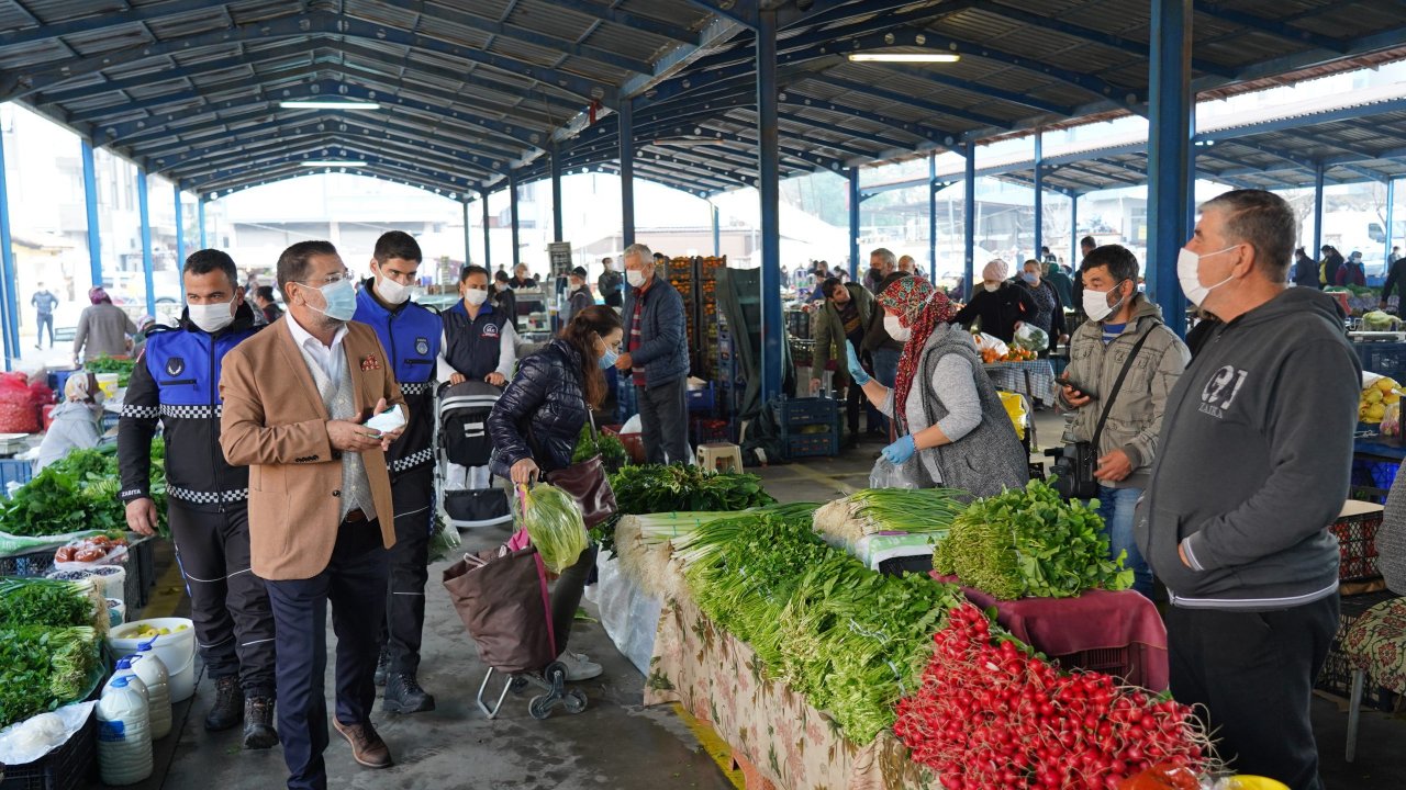 Başkan Tokat’tan pazar esnafını ziyaret