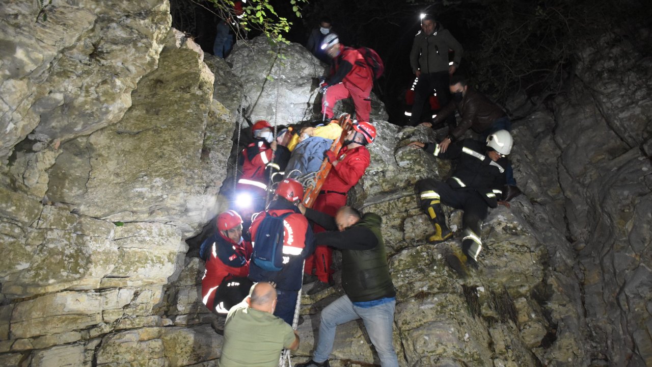 Dağ yürüyüşünde kayalıklara düşen iş insanı 8 saatlik çalışmayla kurtarıldı