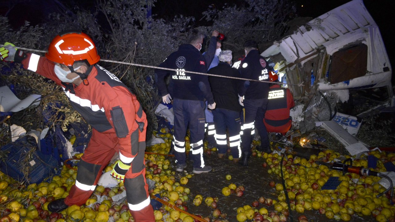 Muğla'da meyve yüklü kamyon devrildi 1 kişi öldü