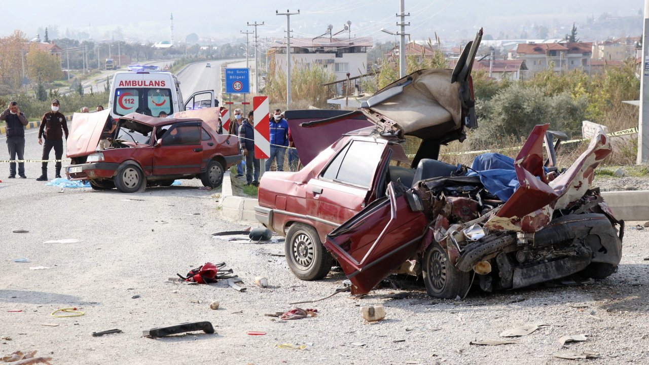 Muğla'da iki otomobil çarpıştı: 2 ölü, 3 yaralı