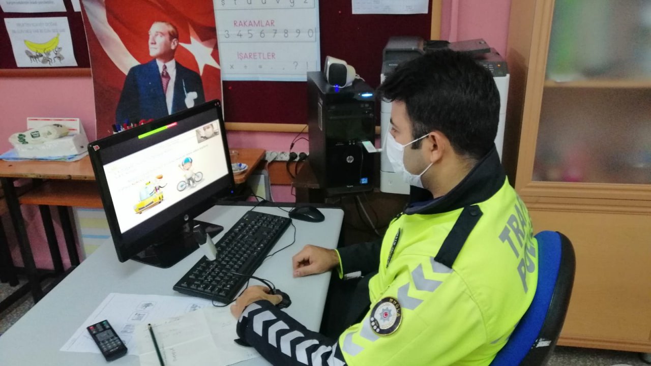 Ortaca'da polisten öğrencilere çevrim içi trafik eğitimi