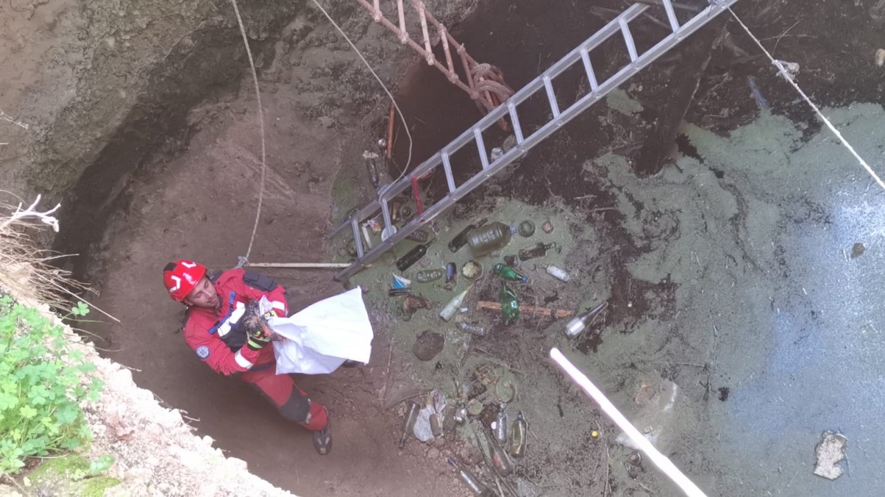 Bodrum'da kuyuya düşen tavuk itfaiye ekiplerince kurtarıldı