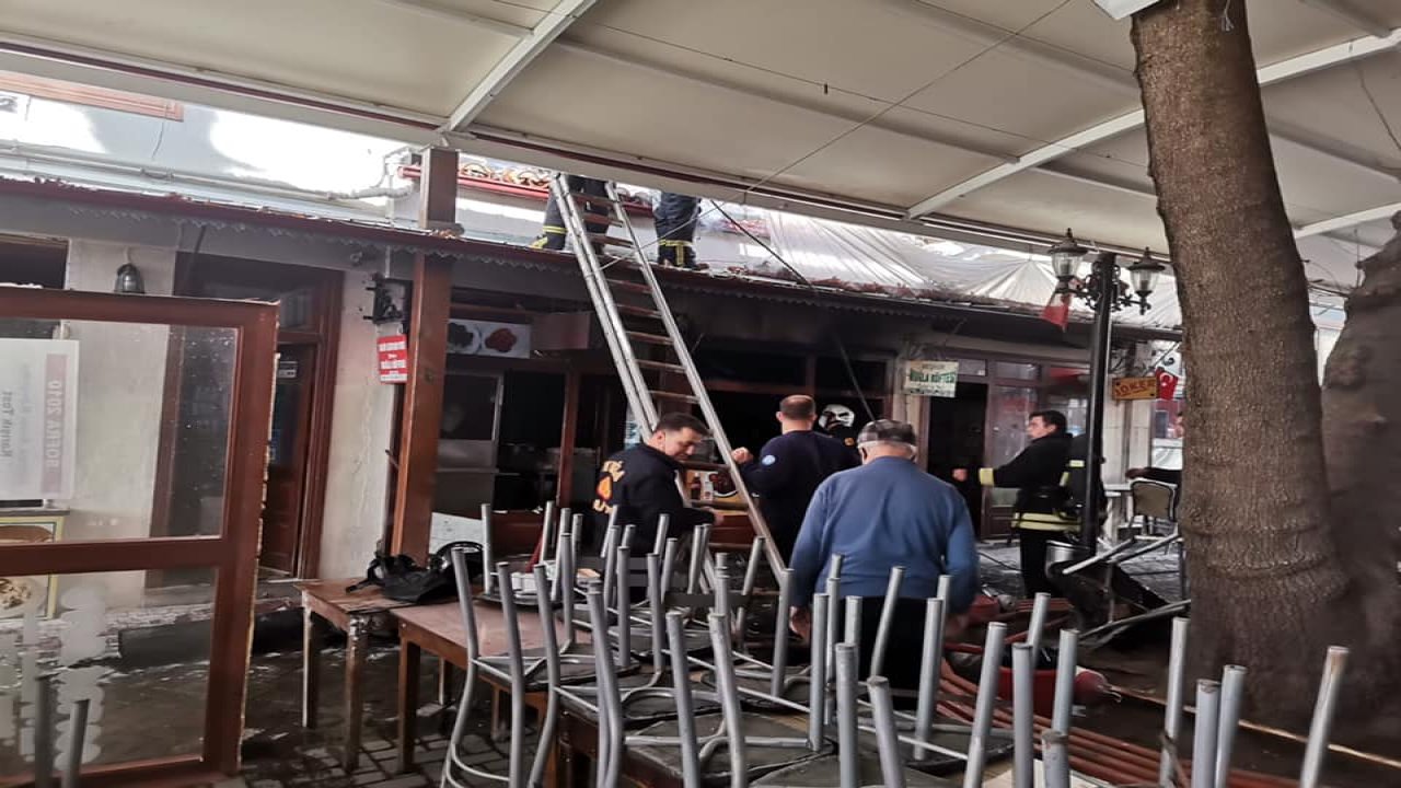 Arasta’da köfteci dükkânı yandı