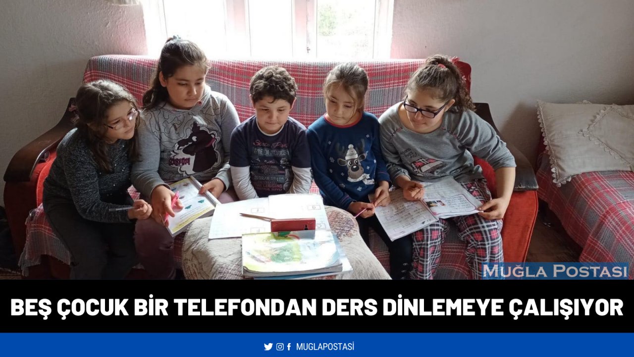 Beş çocuk bir telefondan ders dinlemeye çalışıyor