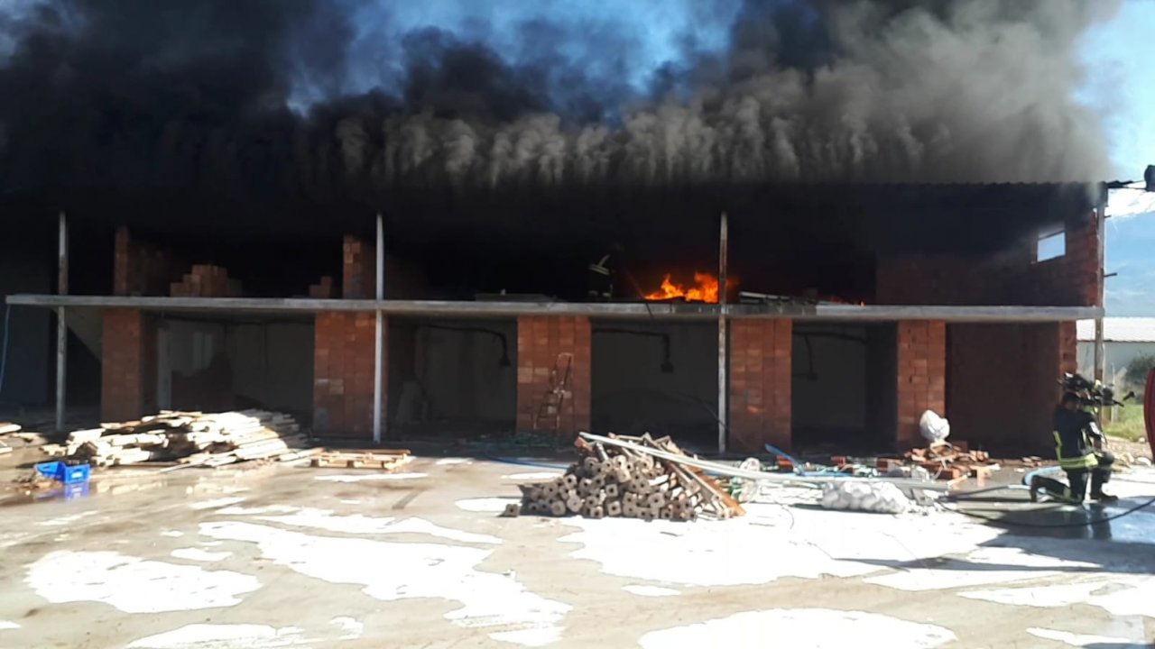 Fidan üretim tesisinde çıkan yangın söndürüldü