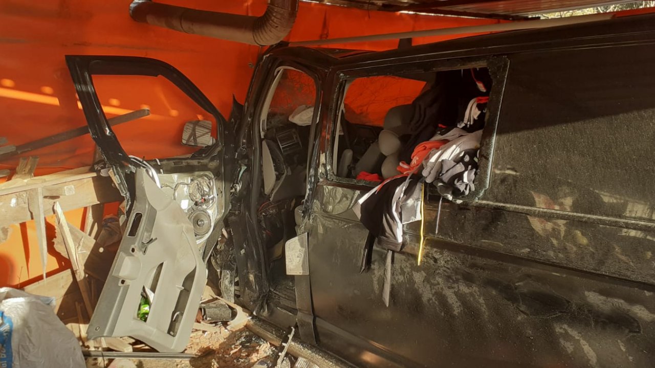 Minibüsle kamyonet çarpıştı: 4 yaralı