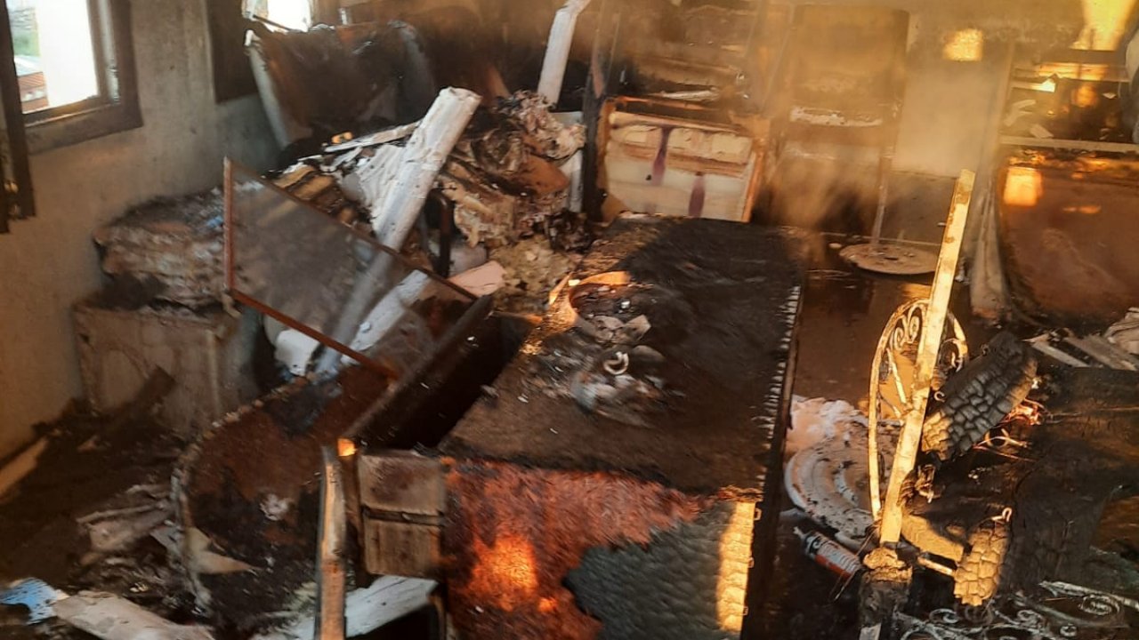Evde çıkan yangın itfaiye ekiplerince söndürüldü