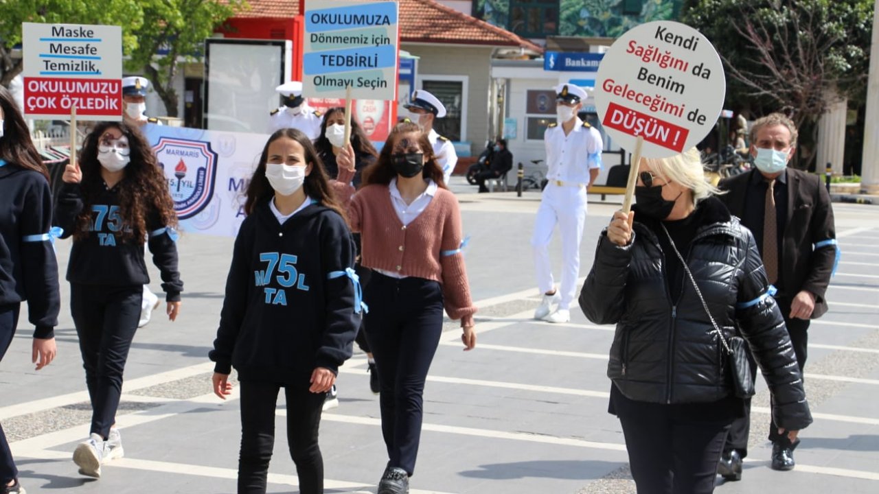 Öğrenciler Türkçe ve İngilizce yazılı dövizlerle maske, mesafe ve hijyen uyarısında bulundu