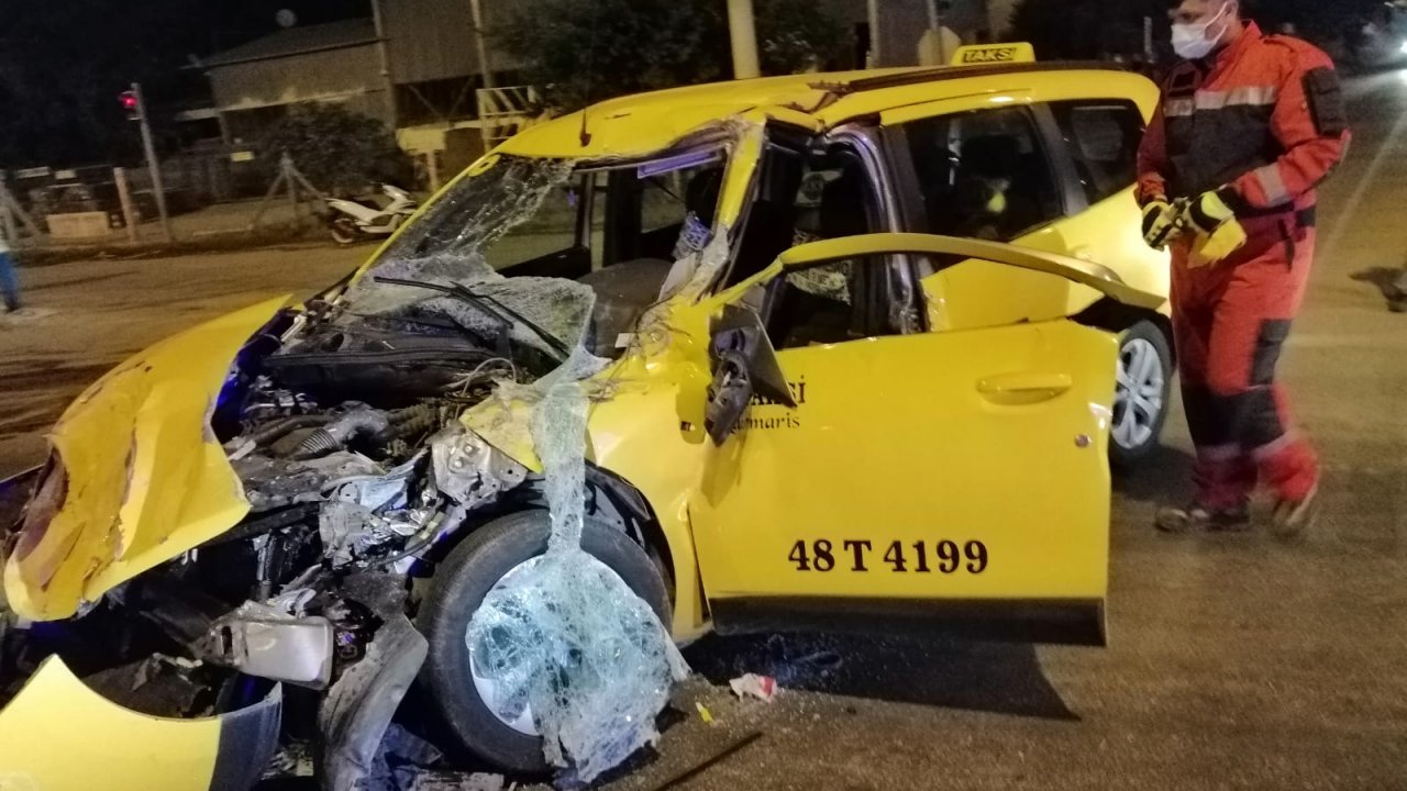 Kamyonete çarpan taksinin sürücüsü yaralandı