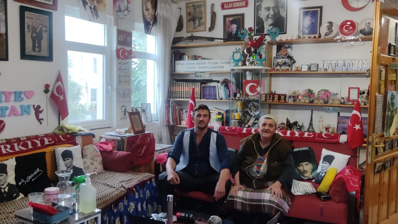 Atatürk'e sevgilerini evlerinin odalarında sergiledikleri posterlerle yaşatıyorlar