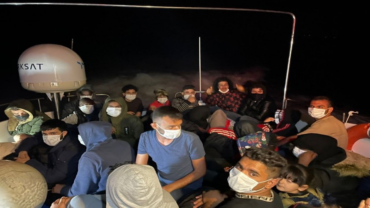 Lastik bottaki 30 düzensiz göçmen kurtarıldı