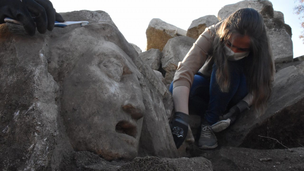 Antik tiyatrodaki kazı çalışmalarında mitolojik masklar gün yüzüne çıkarıldı