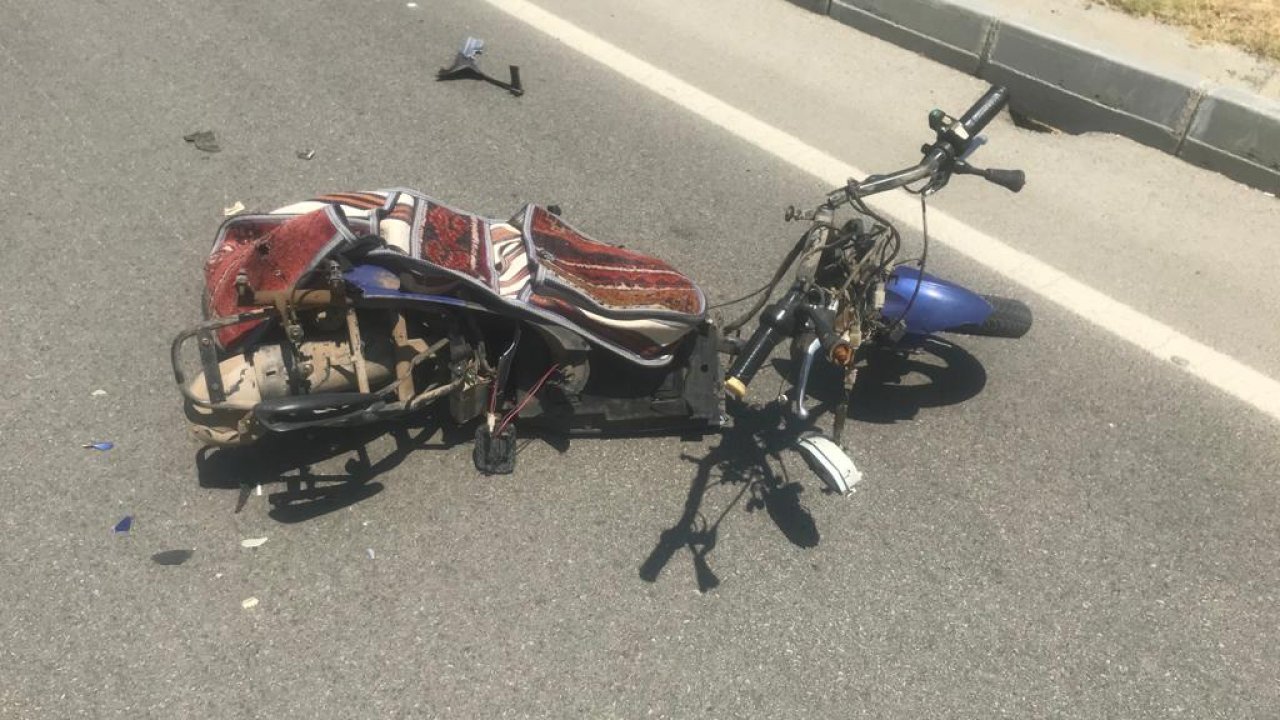 Hafif ticari araçla çarpışan elektrikli bisikletteki 2 kişi öldü