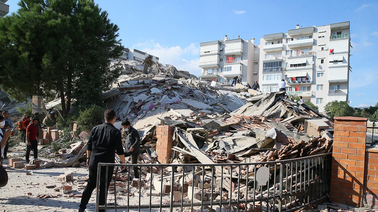 İzmir'de can kaybı 102'ye yükseldi