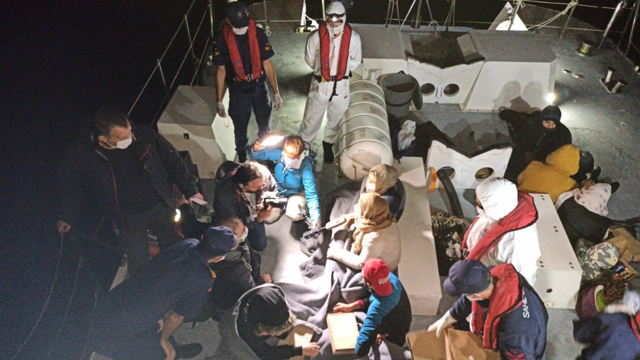 Türk kara sularına itilen 18 sığınmacı kurtarıldı