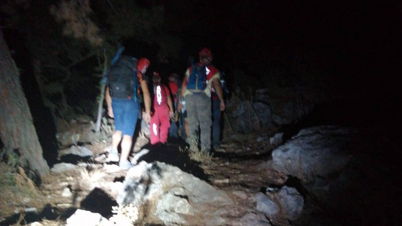 Kayalıklarda mahsur kalan iki kişi kurtarıldı