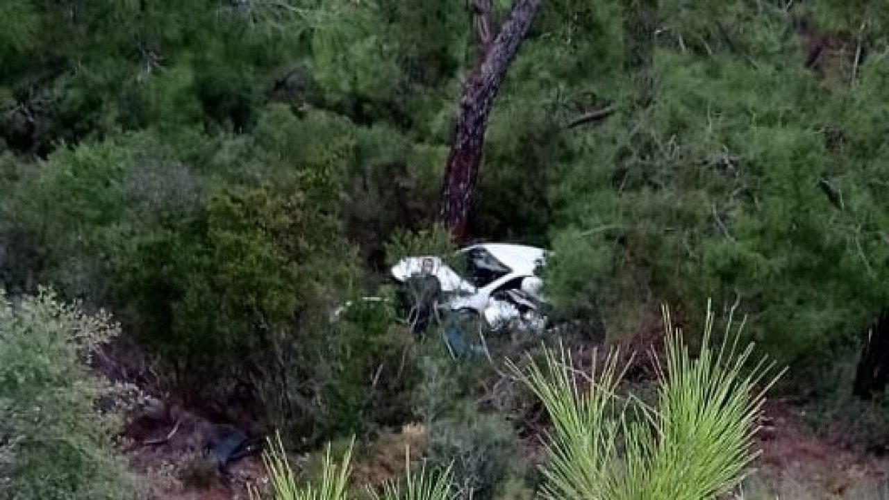 Uçuruma yuvarlanan otomobilin sürücüsü kurtarıldı