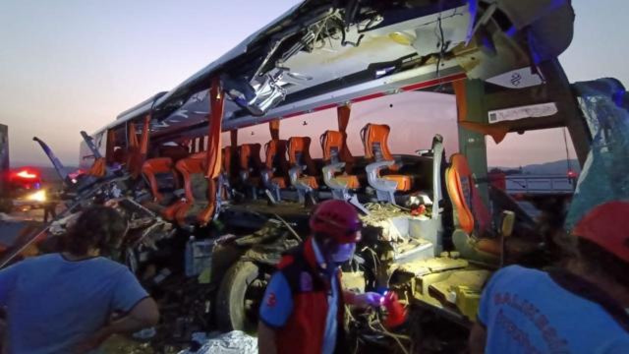 Manisa'da yolcu otobüsü tıra çarptı: 6 can kaybı