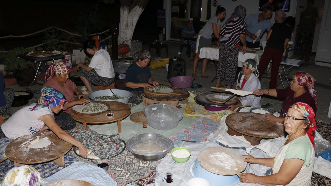 Köyceğizli kadınlar, orman işçileri için börek yapıyor