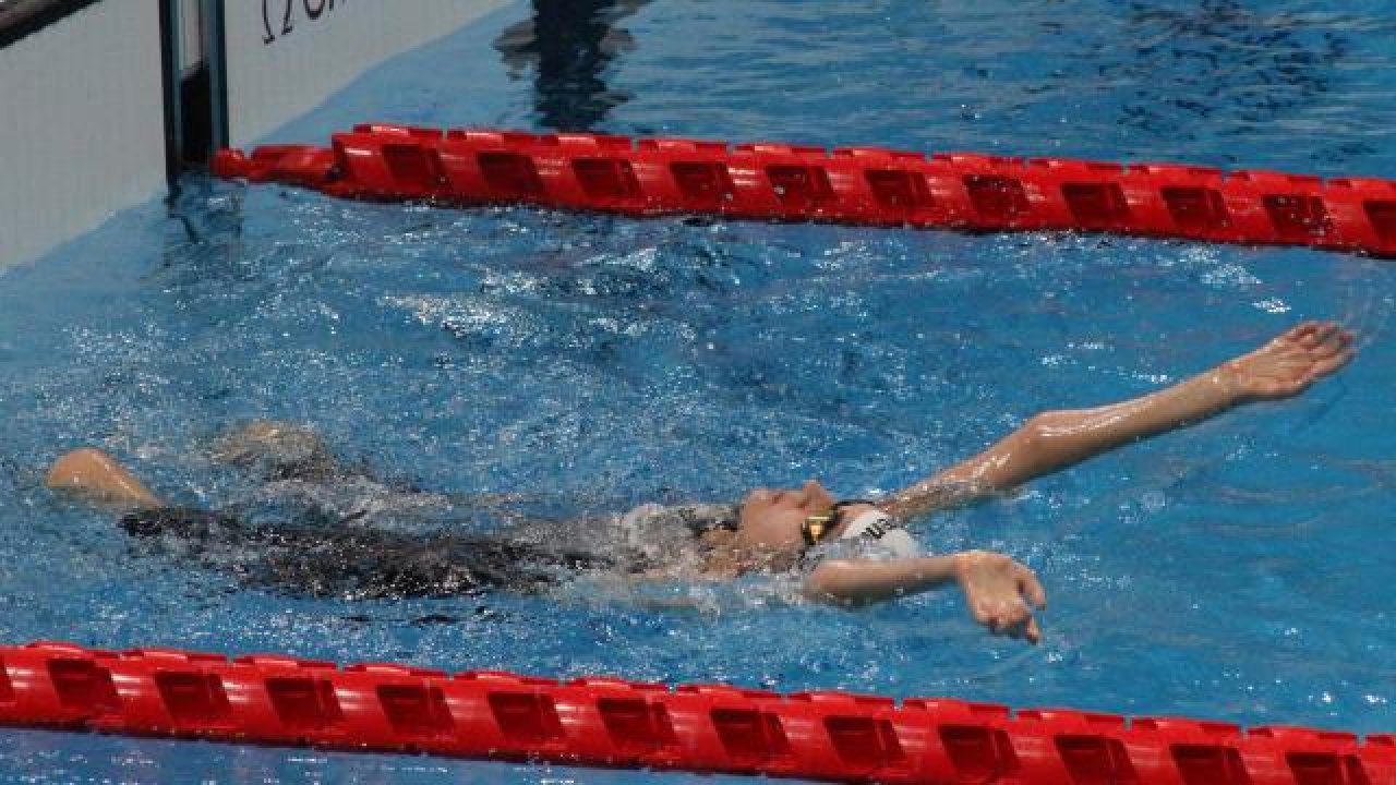 Milli yüzücü Elif İldem 21 yıllık paralimpik rekorunu kırdı