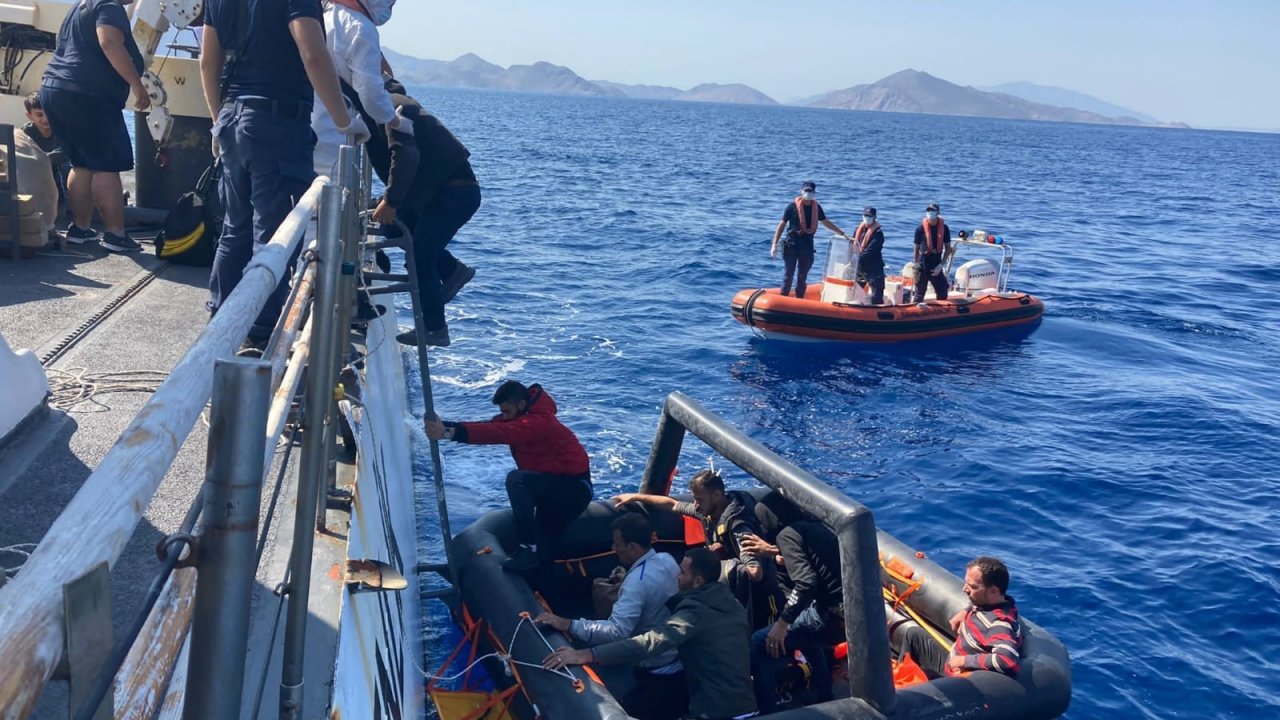 Türk kara sularına itilen bot ve can salındaki 77 düzensiz göçmen kurtarıldı