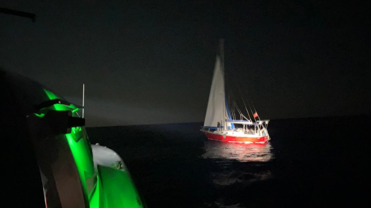 Yelkenli teknede 26 düzensiz göçmen yakalandı