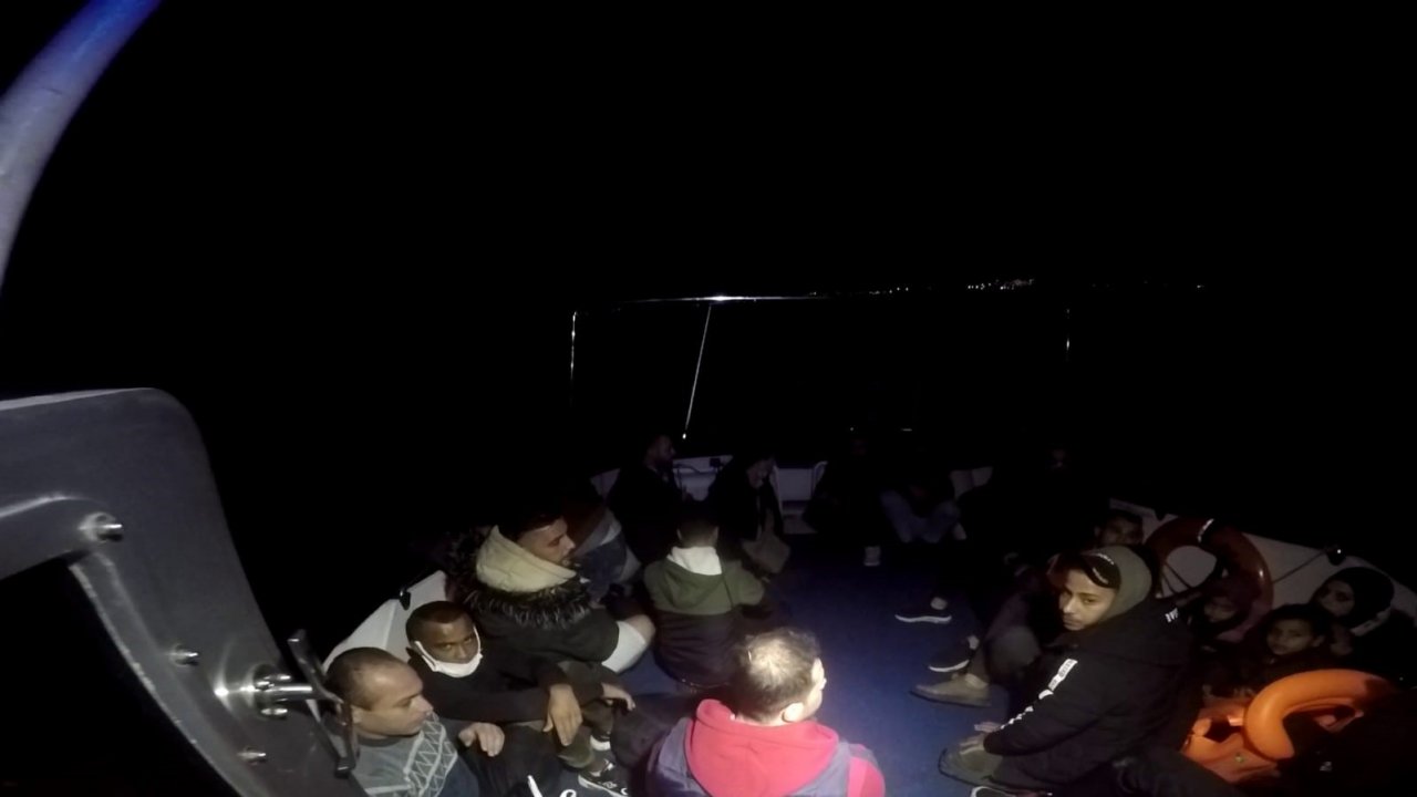 Lastik botta 19 düzensiz göçmen yakalandı