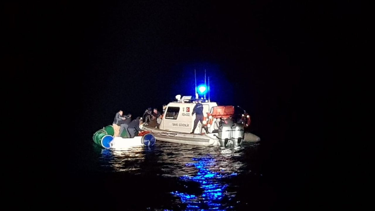 Lastik botta 16 düzensiz göçmen yakalandı