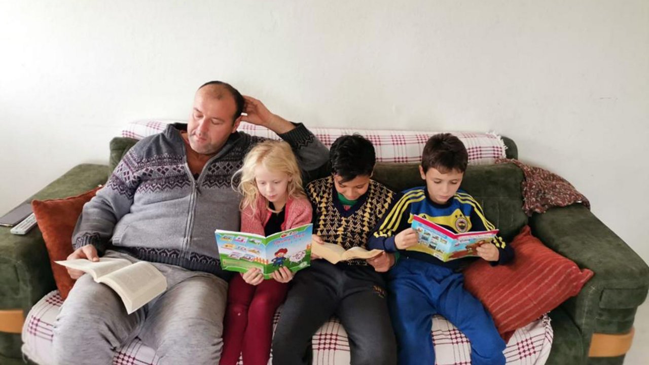 Öğrenciler, aileleriyle kitap okudu