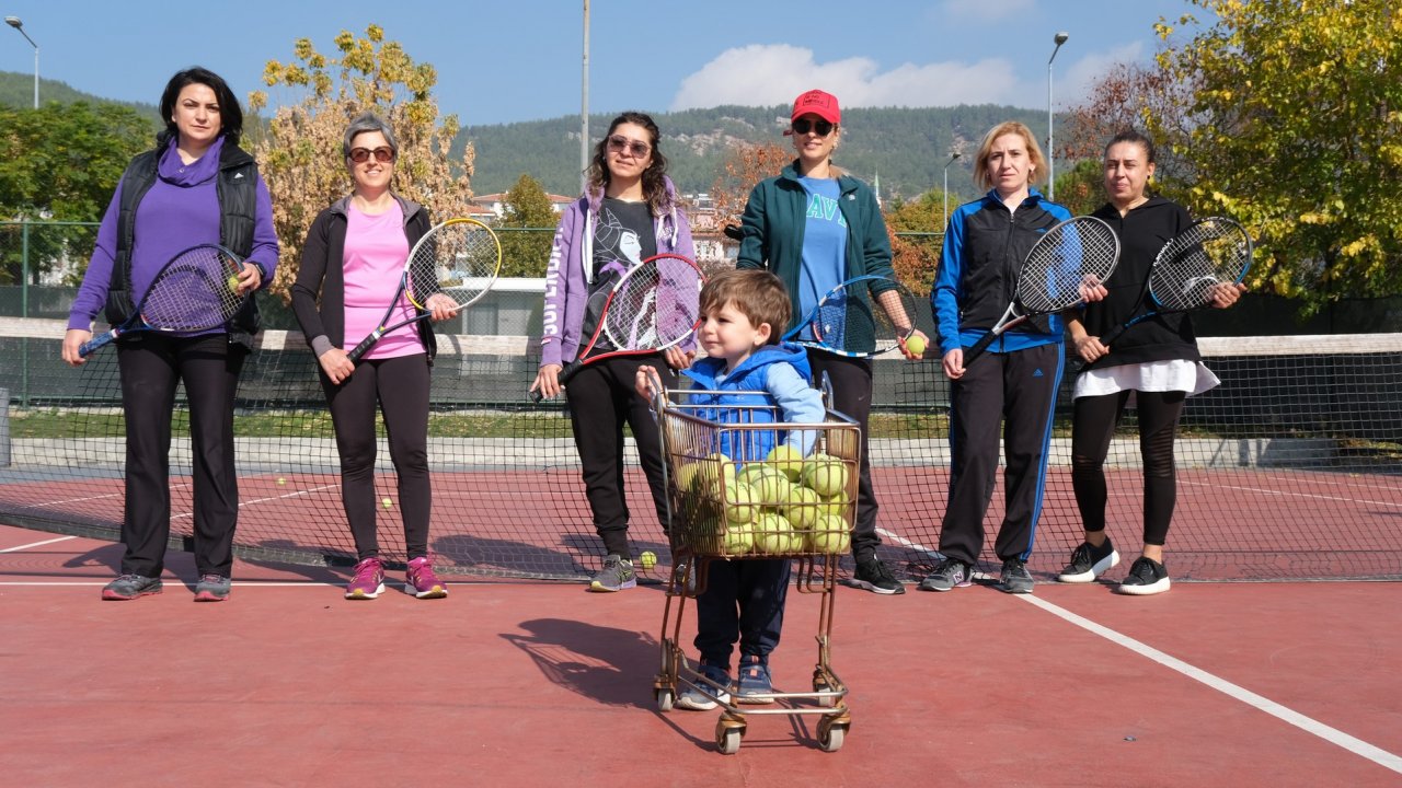 Menteşe Belediyesi’nden Ev Hanımlarına Ücretsiz Tenis Kursu