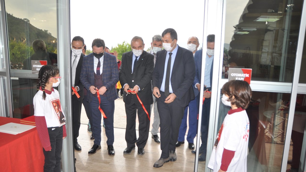 Atatürk ve Öğretmenler Günü konulu pul sergisi açıldı