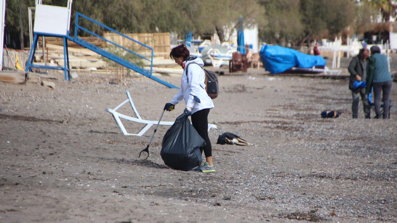 Bodrum'da gönüllüler fırtına sonrası sahilde kıyı temizliği yaptı