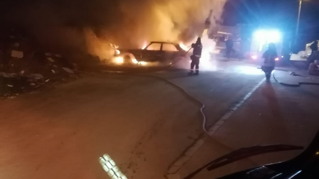 Bodrum'da park halindeki otomobil yandı