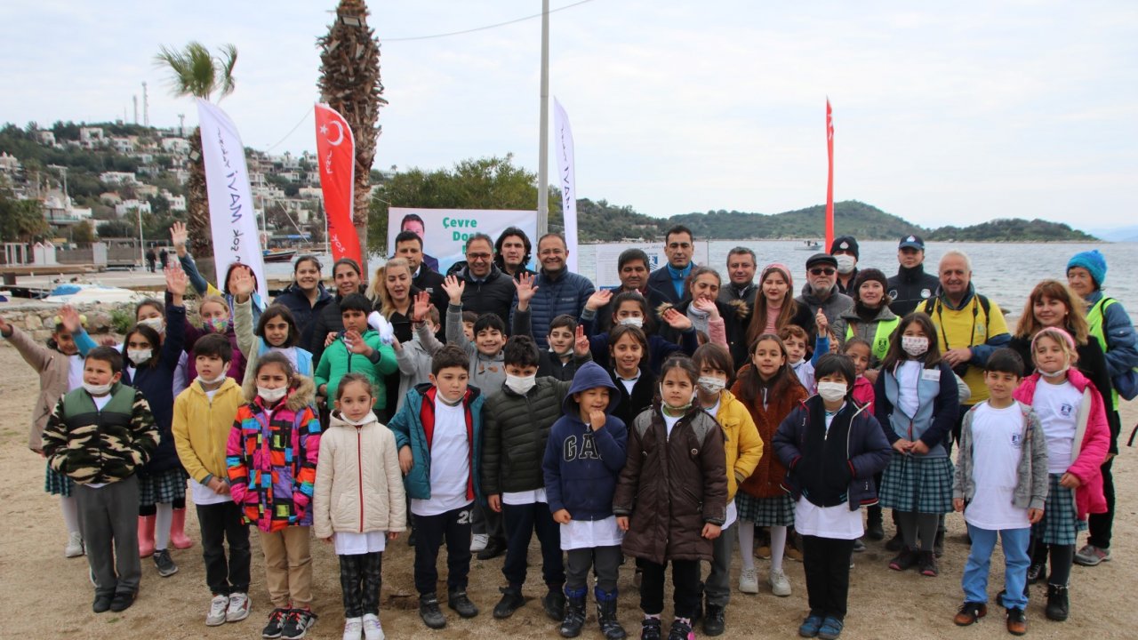 Bodrum'da dalgıçlar denizi, öğrenciler kıyıyı temizledi