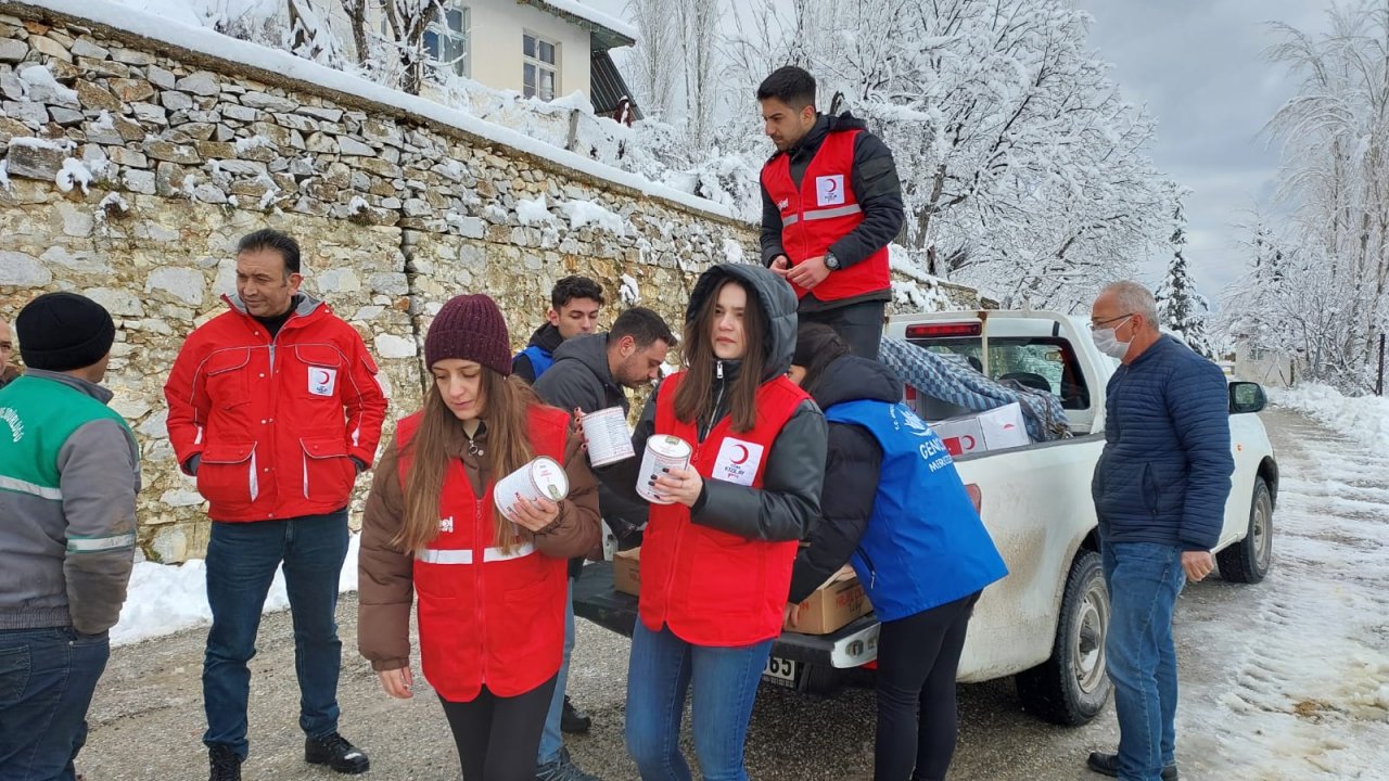 Türk Kızılay,  kardan etkilenenlere yardım ulaştırdı