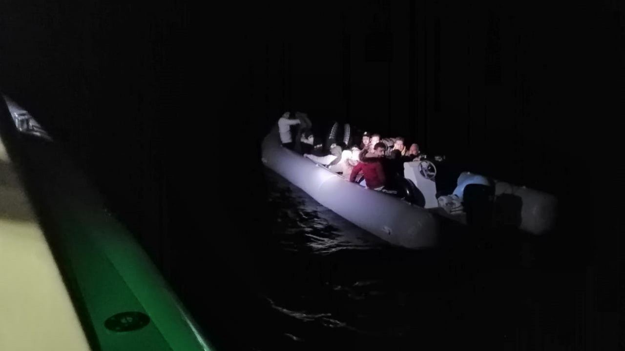 Lastik botta 27 düzensiz göçmen yakalandı